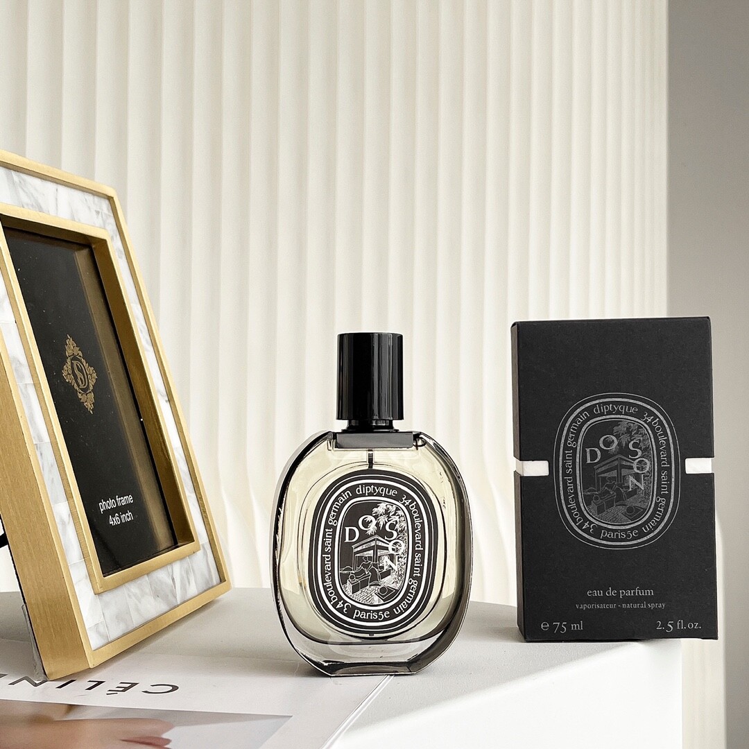 蒂普提克杜桑浓香水75ml蒂普提克Diptyque杜桑黑瓶 DOSON EDP 香调：花香调前调：橙花 玫瑰 鸢尾花中调：晚香玉 粉红胡椒后调：安息香脂 麝香这款