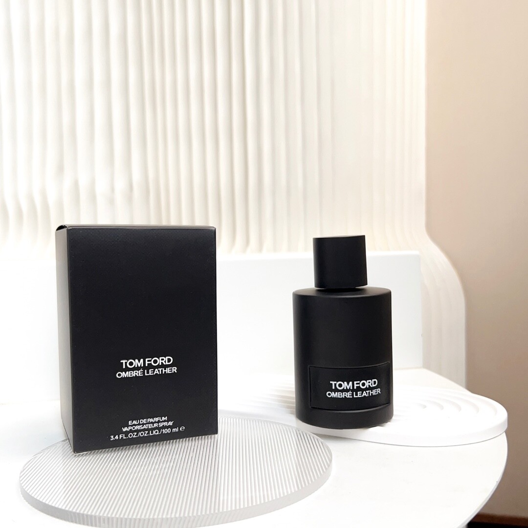 TF光影皮革香水100ml Tom Ford 光影皮革 100 毫升装宛如一颗璀璨的明星，散发着令人难以抗拒的魅力。 当你轻轻按压喷头，那细腻的香雾飘散在空中，瞬