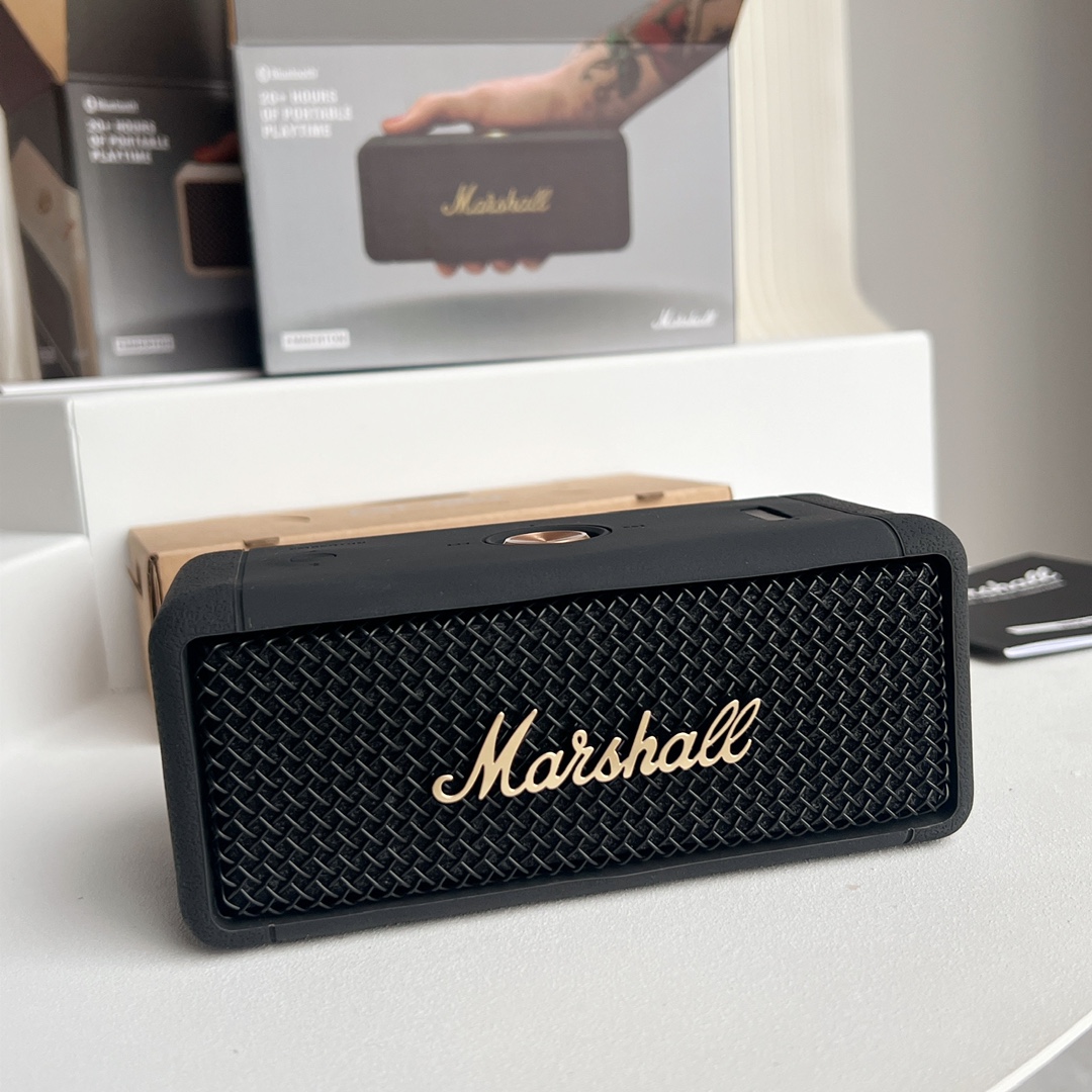 黑金色MARSHALL EMBERTON马歇尔蓝牙音箱防水便携音响重低音炮小钢炮紧凑精悍 狂野响亮 逾20小时无线续航 EMBERTON是一款Marshall便携音箱 小巧的身躯蕴藏着巨大的能量 响亮震撼的声音 唯Marshall独有 EMBERTON搭载了立体声技术 能捕捉各个方向上细微的声音表现 为你提供沉浸式的聆听体验。这款轻巧的音箱仅重700克，一只手即可轻松掌握 操作便捷 坚固耐用 适用不同生活场景。IPX7防水等级使EMBERTON在1米水中浸入30分钟后仍可正常使用音箱坚实的金属网罩上