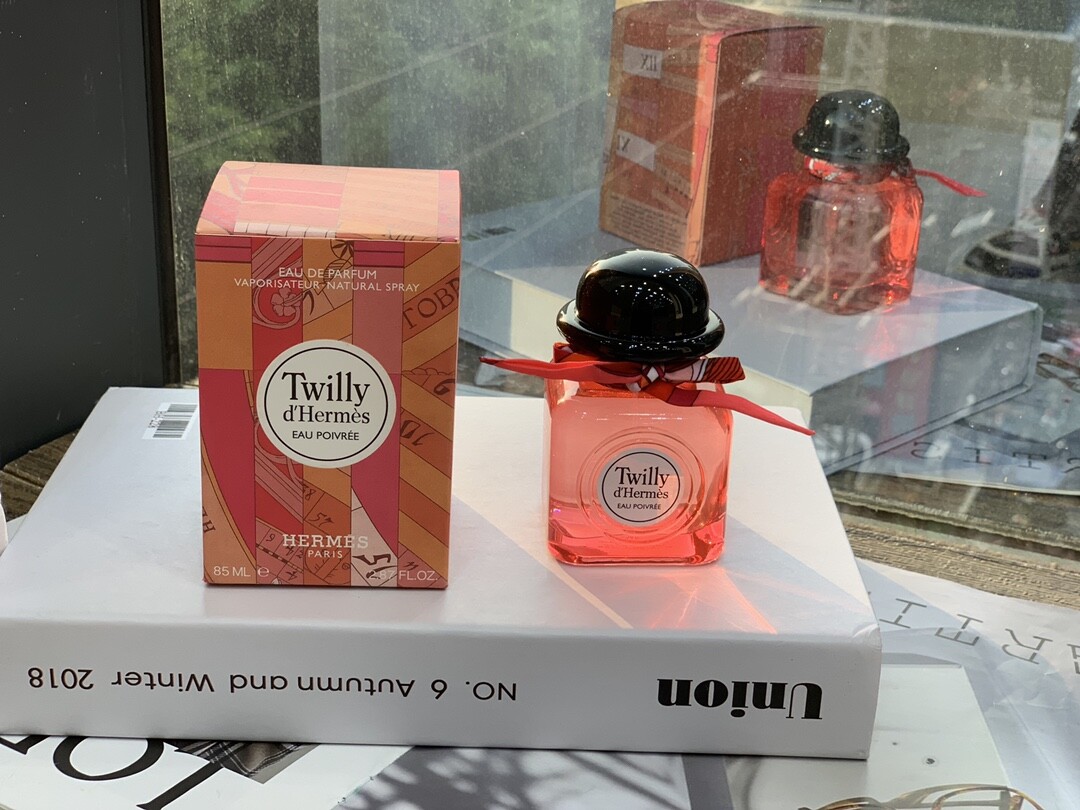 爱马仕丝巾香水85ml丝意椒香Hermes 新款 Twilly 爱马仕 Twilly Eau Poivre丝巾女士浓香水85ML，2019新香前调：辛辣丰郁的粉红胡椒中调：蕴含少女清新