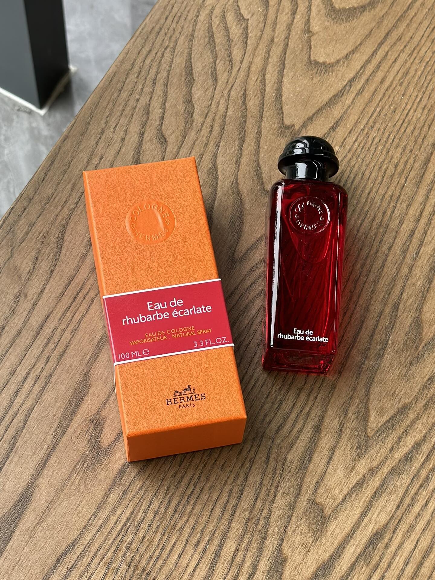 爱马仕血色大黄香水100ml爱马仕 绯红火参（血色大黄）前调：大黄中调：红浆果尾调：麝香这是看到调香师就可以盲入的一支香、ChristineNagel