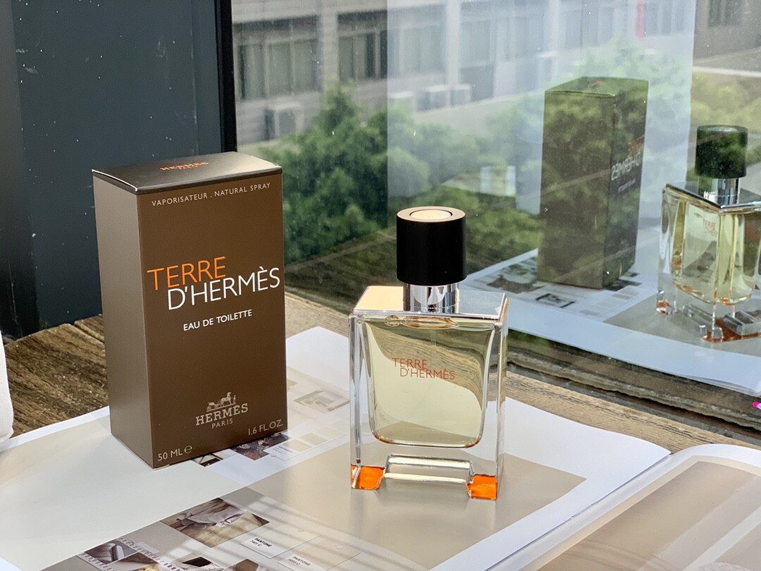 爱马仕大地香水50ml爱马仕大地中性男士淡香水50ml.【香调】：木质香调【前调】：葡萄柚 橙【中调】: 玫瑰 广藿香 天竺葵【后调】：香根 甜椒 安息