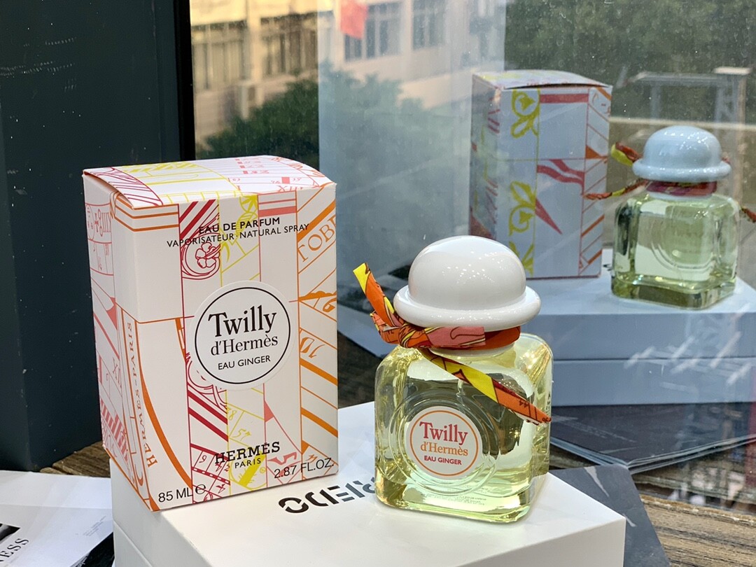 爱马仕丝巾香水85ml丝意姜香Hermes/爱马仕2021年新香白帽子丝巾香水85ml Twilly 前调：芍药花中调：糖渍姜尾调：雪松木很奇妙中调姜味不仅不会辣，