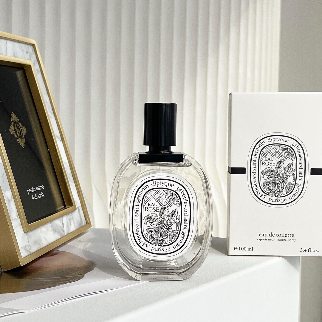 蒂普提克玫瑰之水淡香水100ml蒂普提克Diptyque eau rose 玫瑰之水这款玫瑰味香水外包装是Diptyque家一贯的性冷淡风 前调：荔枝 黑醋栗 佛手柑中调：