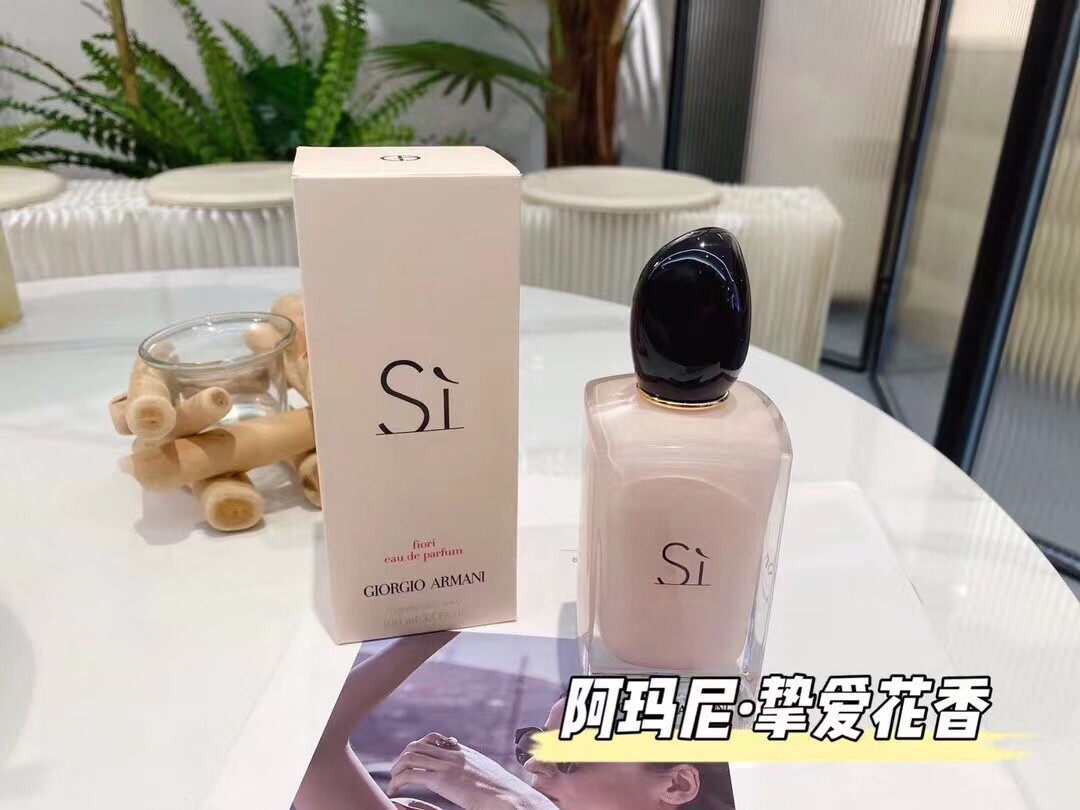 阿玛尼粉挚爱香水100ml今年新款阿玛尼粉Si挚爱花香浓香100ml甜而不腻的香草味甜甜的香草味，像冰淇淋甜而不腻～前调：黑加仑果蜜+橙花中调：香草后调：木质总体香调：黑加仑+橙花+香草+橘香