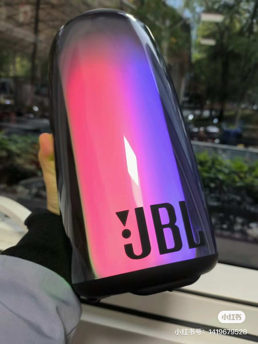 jblpulse7脉动7(麦克风版）和（无麦克风版）支持串联 灯光随音乐节奏跳动  音乐脉动6代 360度全透明款式 便携式蓝牙音箱 全面屏炫彩小音箱  低音炮 桌面音响售后退换条件：产品都是全新产品 非质量问题不可退换 质量问题可收到货三天之内支持退换货（音响膜不撕的前提下） 其余情况壳料保护好售后三个月免费换新！
