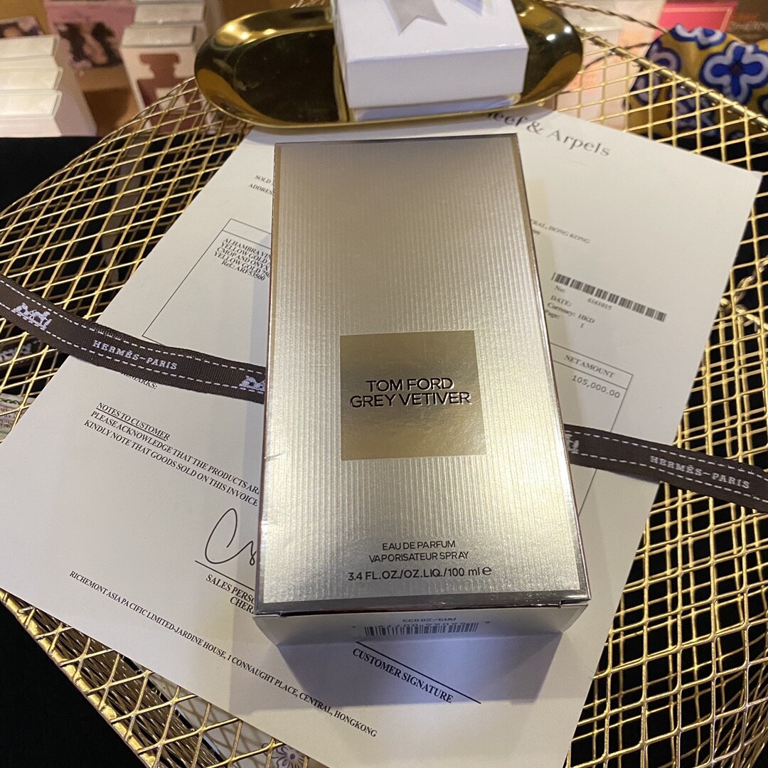 TF灰色香草根香水100mlTom Ford汤姆福特 灰色香根草香水100mlGrey Vetiver 100ML男士香水 TF 汤姆福特 灰色香草根 香根草 男士淡香水前调：橙花 葡萄柚 鼠尾草中调：甜椒 肉豆蔻 鸢尾根后调：香根草 木质香 琥珀 橡木苔前调有点很冷清的木材味道，感觉是一个很冷淡寡情的男人。