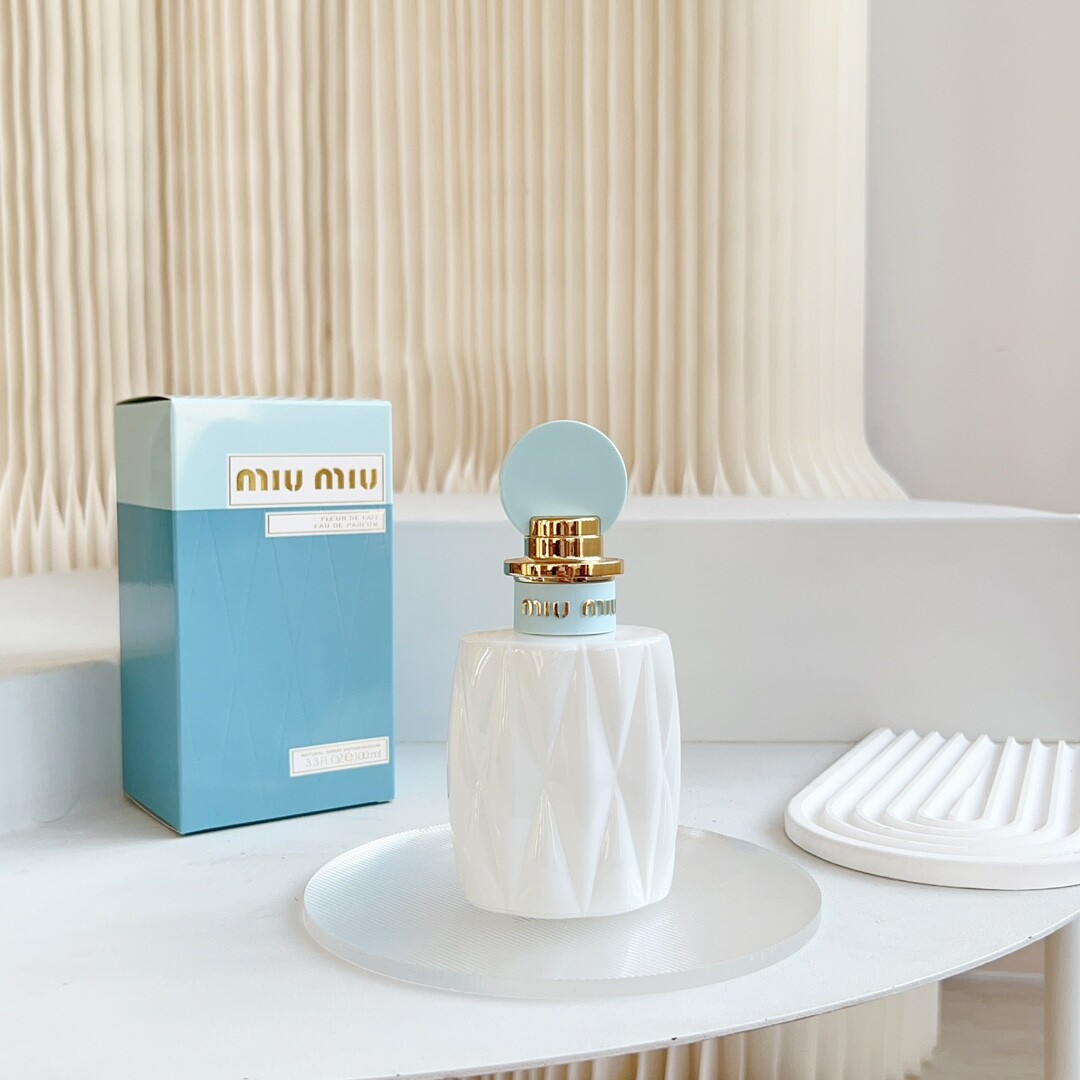 miumiu缪缪甜心欧蕾香水100mlMiu Miu 甜心欧蕾 100 毫升 这款香水的前调是多汁芒果的诱人香气，它仿佛是夏日里刚刚切开的新鲜芒果，散发出清甜而活泼