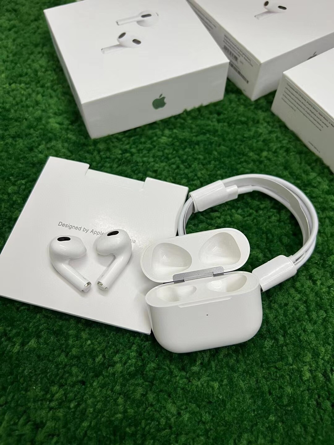 四代苹果新款Airpods3无线蓝牙耳机1.真光感真压感2.EQ智能自适应调节，音质完美，兼容ios空间音频技术4.Siri按压5.官方同步超低能耗6小时续航6.电仓支持磁吸无线充+快充等大功率充电器7.定位查找+Find My Network