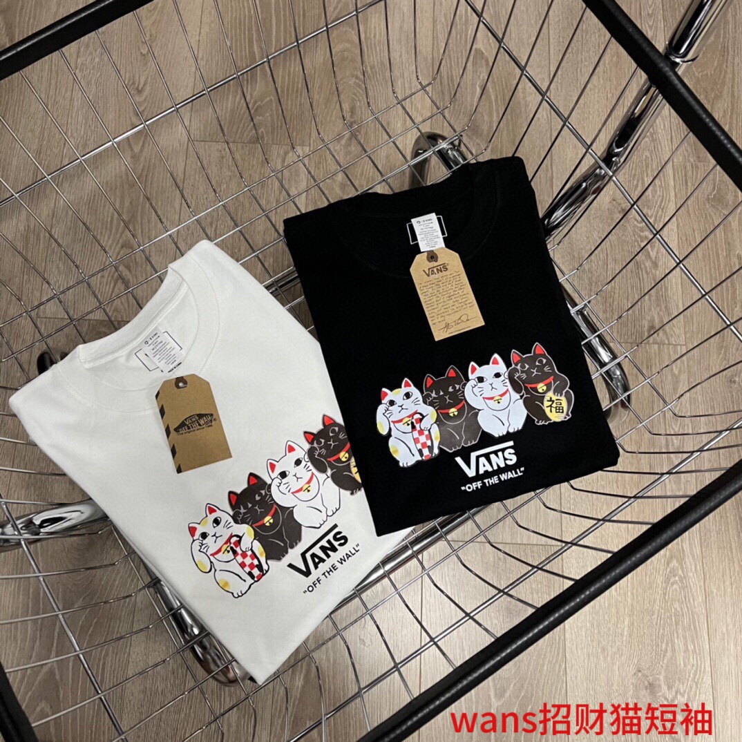 wans招财猫短袖【23ss春夏新款Vans万斯日系招财猫系列情侣休闲宽松短袖T恤】200高克重精品纯棉面料 定制螺纹 无缝裁剪工艺 无痕领标 领口双压线固定 整体印花进口胶油性印花 柔软细腻有质感4K高清效果 不用担心脱胶开裂等任何问题 质量完全有保障 男女情侣款百搭必备 宽松版型出入专柜无压力 情侣百搭m～4xl