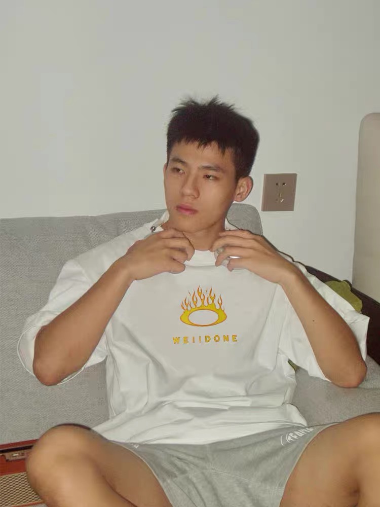 W11火焰短袖welldone是一个来自韩国首尔的潮流服饰品牌，中文名为we11done，由韩国人dami kwon和jessica jung于2014年创建。该品牌以提供具有个性化和前卫