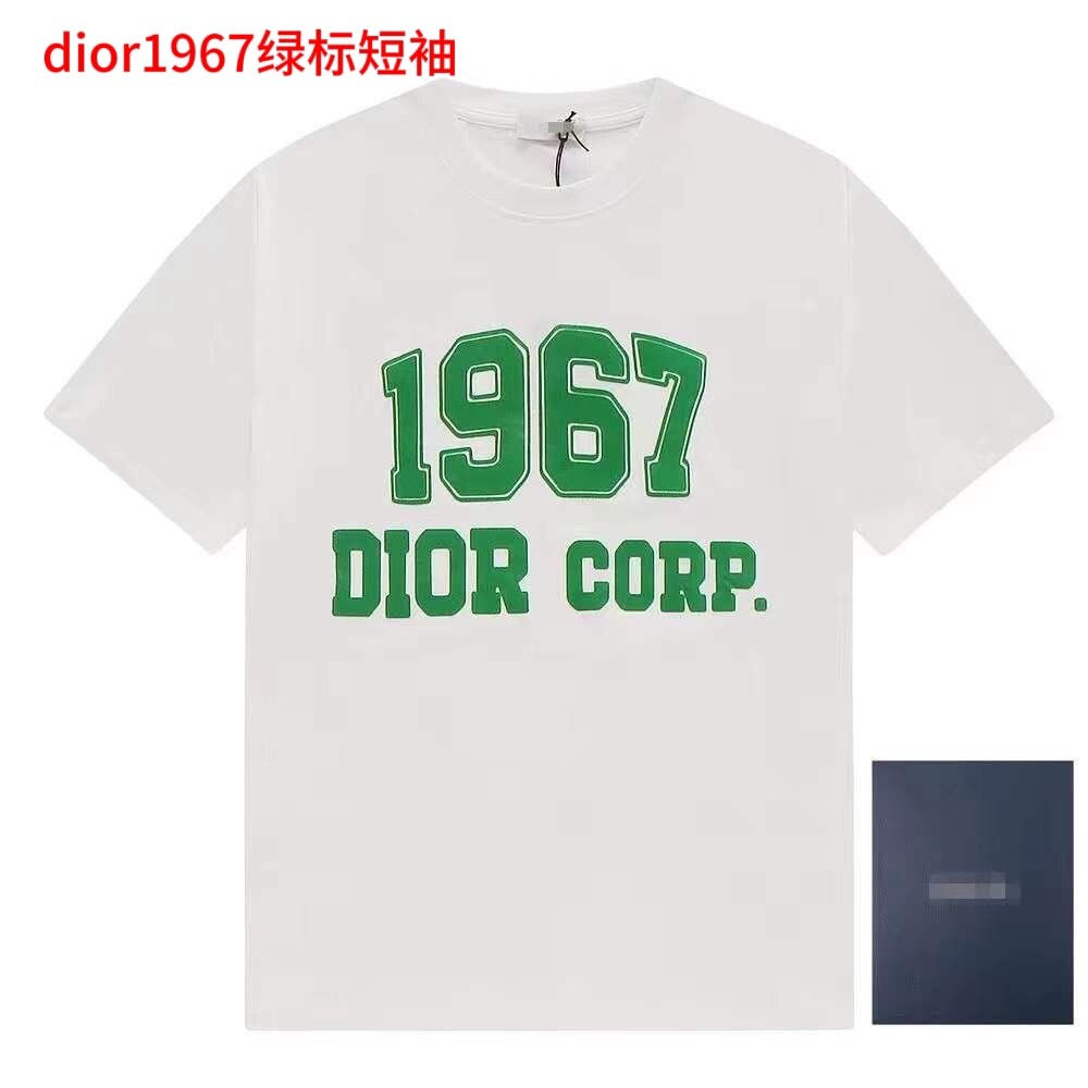 dior1967绿标短袖法国Dior迪奥胸前字母印花多色棉质圆领短袖采用200g纯棉面料，领口螺纹同缸染色，面料吸汗透气，手感丝滑柔软，男女同款情侣款颜色：白色 黑