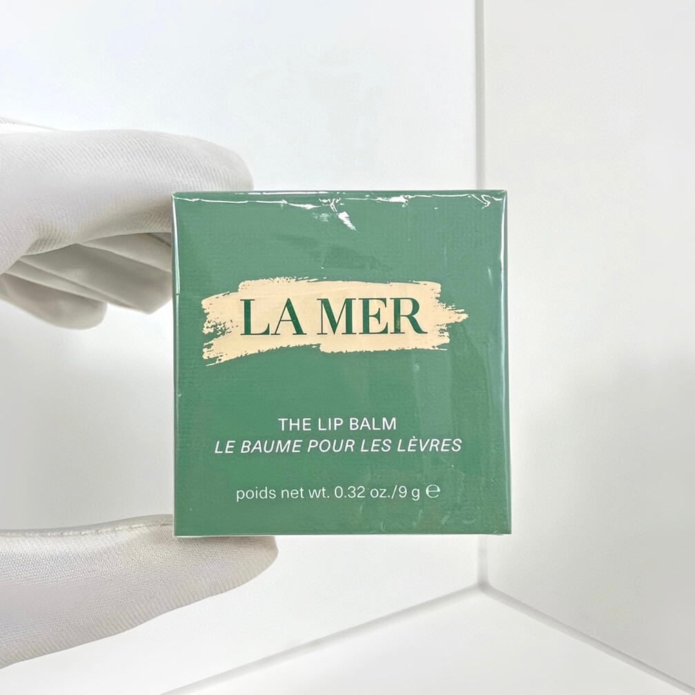 海蓝之谜唇膏9glamer海蓝之谜唇膏玫瑰金盖！一个月有效去唇纹，唇膏中的爱马仕 被誉为“世界上最好用的唇膏”～尤其爱涂口红的仙女们，很重要！可作唇膜，睡前涂嘴上，第二天嘴唇超级润而且粉嫩！还可为唇膏打底，有助于均匀上色。这个对纹完唇的妞修复也超级好[呲牙]很多明星都在用！lamer海蓝之谜修复唇膏9g。