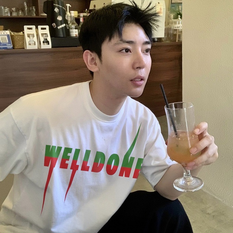 W11闪电绿红短袖welldone是一个来自韩国首尔的潮流服饰品牌，中文名为we11done，由韩国人dami kwon和jessica jung于2014年创建。该品牌以提供具有个性化和