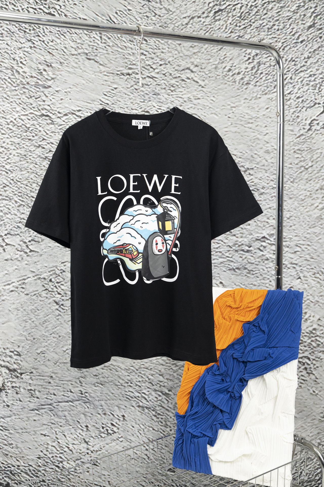 罗意威千与千寻无脸男T恤短袖LOEWE/罗意威官方同步短袖经典无脸男移动灯塔印花进口印花 可机洗 耐撕扯走线工整 立体感强 近期热度款式面料：200克纯棉精梳面料over宽松版型 情侣上身更加百搭！所有细节均为原相机实拍 放心入手颜色：黑色  白色尺码：M-4xl
