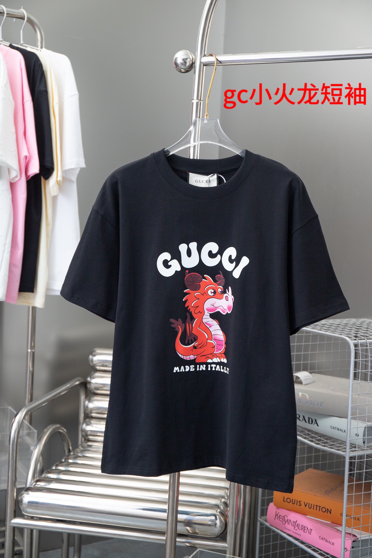 gc小火龙短袖高品质 GU 24早春龙年系列短袖、经典字母logo小火龙印花T恤，官网同步，专柜200克纯棉面料！贴肤舒适，耐看又好穿，经典简约logo设计，原厂工艺一丝不苟，同缸染面料 手感非常舒服 最新砖柜同步 OS落肩版型 时尚又个性 超级百搭好看的一款 男女都非常合适 人手必备款 颜色：黑色码数：M-4xl