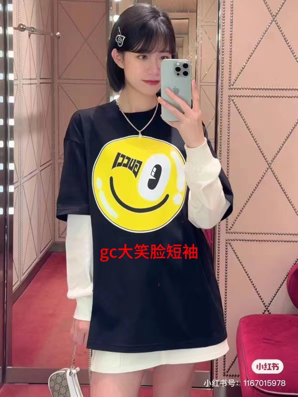gc大笑脸短袖新疆棉200克 七天无理由退换 支持文化服 班服 活动图案定制。Gucc* 2024ss春夏新款 Gei it插画师联名系列 卡通笑脸印花假两件长袖T恤 定制YB克重全棉材质 原生本布 复古高级 T恤衣身拼接螺纹收口长袖 时髦个性 大眼仔图案印花 减龄趣味性十足 日常休闲  高级松弛宽松版型 男女