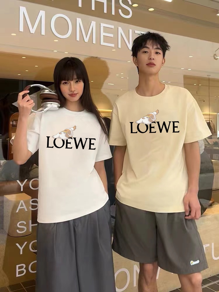 LOEWE 罗意威经典全新款logo短袖，绝对的火虽说每年LOEWE都会推出一款类似的款式设计，可是依旧深受大家的喜爱，今年更是推出了刺绣LOGO设计，更显得不凡跟高档