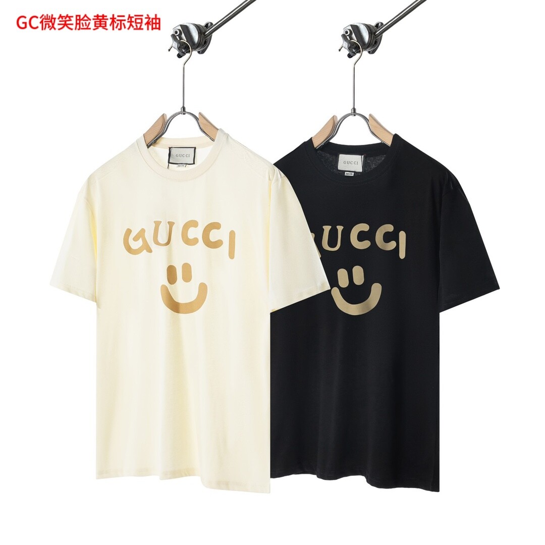 GC微笑脸黄标短袖 GUCCI/古驰 2023笑脸字母gucci印花经典印花图案T恤 夏季短袖 高版本，代购品质 男女情侣款，经典搭配。 进口环保印花，久洗不掉，不开裂。 纯棉料子，柔软舒服，夏天穿透气舒服，定制一比一螺纹，原版复刻 后领条包边到肩部，领口双压线男女同款黑色，杏色，白色 尺码M-4xl
