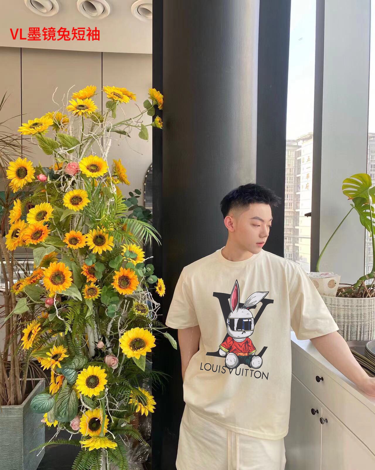 VL墨镜兔短袖VUITTON  路易威登 秀场限定23ss新款潮流ins帅气墨镜兔子字母印花路易威登创建时间1854年LOGO标识印花圆领短手感非常舒服  春夏最新砖柜同步 OS落肩版型 时尚又个性  超级百搭好看的一款                男女都非常合适  人手必备款 颜色:  黑色/杏色尺码：M-4xl