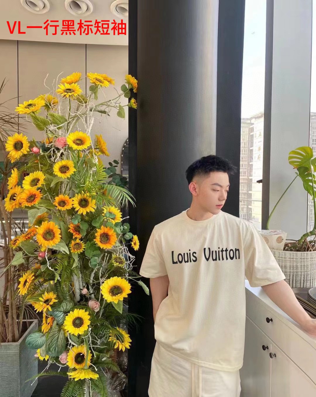 VL一行黑标短袖LOUIS VUITTON 路易威登  23ss前后图案印花短袖T恤定制200克同缸染面料  手感非常舒服  春夏最新砖柜同步 OS落肩版型 时尚又个性  超级百搭好看的一款                男女都非常合适  人手必备款 颜色:   杏色尺码：M-4xl