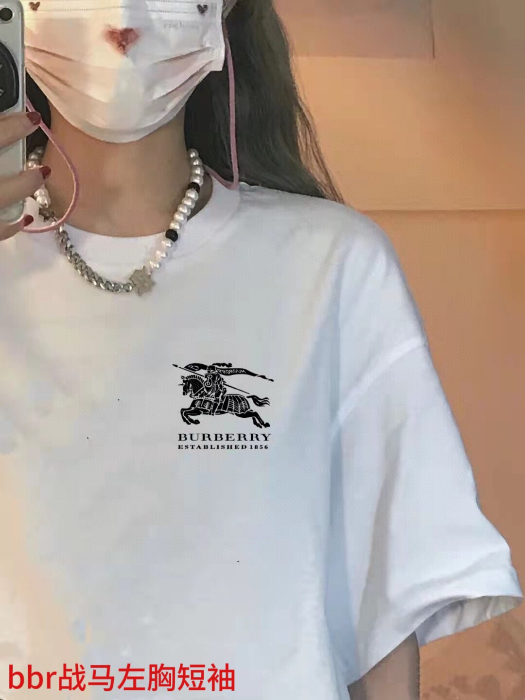 bbr战马左胸短袖【高品质纯棉巴宝莉BURBERRY巴宝莉基础款百搭T恤短袖情侣款】 甄选新疆精梳棉面料舒适顺滑柔软透。版型百搭，不起球不缩水！质量杠杠的，男女同款！进口印花PU印花材质 耐水洗 YYDS 基础款百搭永远的神 人手一件Color：白色  黑色 Size：M-4xl