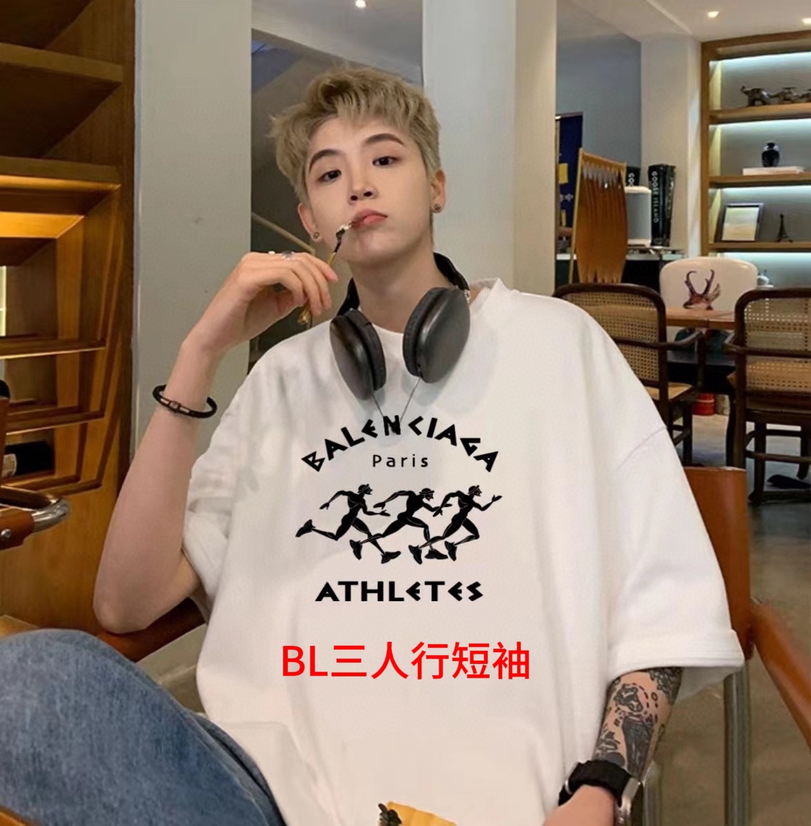BL三人行短袖巴黎世家BALENCIAGA三人组跑步印花短袖百搭T恤短袖情侣款】 第二就是版型此款领口比较宽比较厚而且不会变形，经过反复洗反复测试！版型经过反复测试做的宽松落肩款式男女胖瘦皆不挑身材谁穿谁好看！Color：白色  黑色