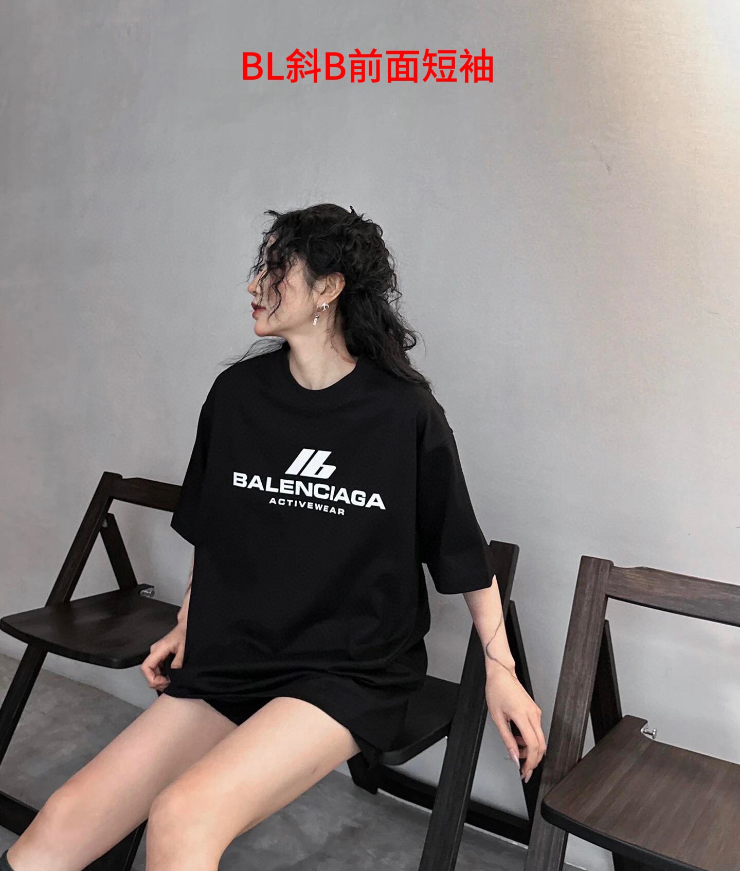 BL斜B前面短袖Balenciaga  巴黎世家胸口大标字母情侣短袖T恤今年火爆的品牌 看到了就忍不住要自留一件正确纹路立体印花正确面料版型舒适透气柔软又亲肤!下半身随意搭配出行、怎么穿都好看!上身显瘦挑高!小哥小姐姐绝对是你衣橱穿洗多次都不愿扔掉的一款T恤!赶紧入手吧                     Color：白色 黑色