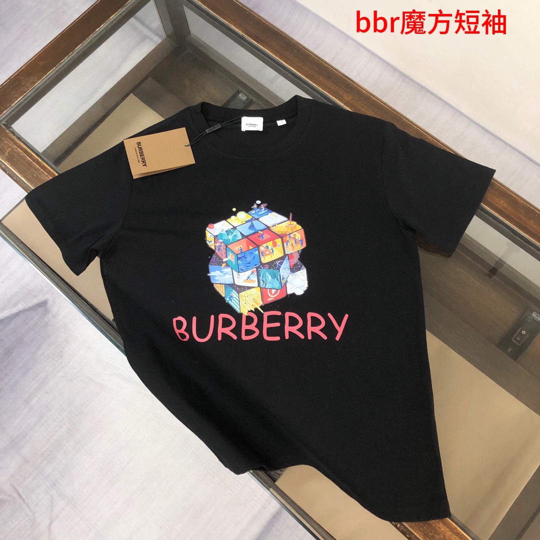bbr魔方短袖巴宝莉 24SS夏季新款圆领短袖T恤！纯棉面料，手感质感都极完美！修身裁剪设计干净利落！时尚又好看！走线做工非常精致！版型效果超赞！而且透气性