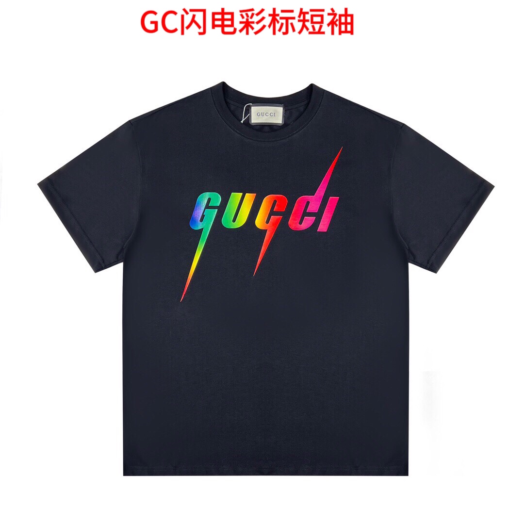 GC闪电彩标短袖古驰 GUCCI 彩色闪电刀锋印花情侣短袖男女同款面料： 200克爽滑纯棉面料，上身柔软透气，不易起皱，垂感一级棒！颜色： 黑色 米色 白色尺码