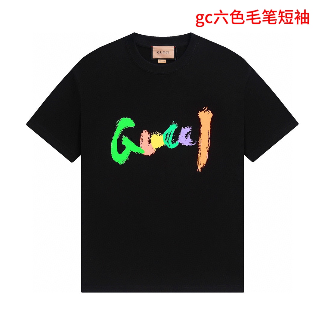 gc六色毛笔短袖Gucci新品！2024早春系列高克重短袖选用客供定制200克100%纯棉面打造,面料手感细腻，厚实有质感的纯棉布 高密度的机织工艺，如棉絮般柔紧致舒适 有挺括感，上身十分显型~精致饱满有质感将品牌的档次感完美呈现，无论内搭还是单穿都超级有型宽松版型裁剪，随意上身！码数：M-4xl