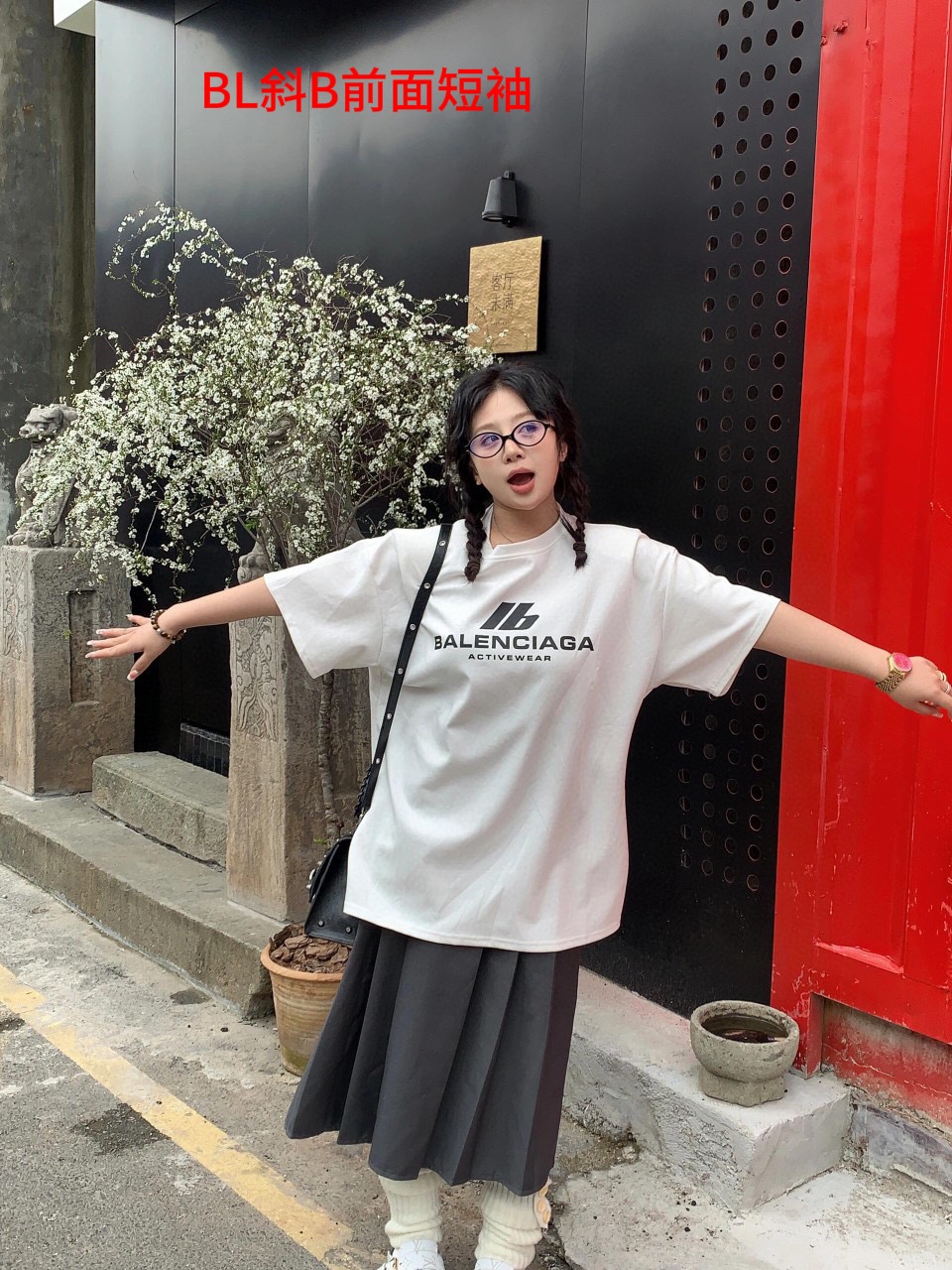 BL斜B前面短袖Balenciaga  巴黎世家胸口大标字母情侣短袖T恤今年火爆的品牌 看到了就忍不住要自留一件正确纹路立体印花正确面料版型舒适透气柔软又亲肤!下半身随意搭配出行、怎么穿都好看!上身显瘦挑高!小哥小姐姐绝对是你衣橱穿洗多次都不愿扔掉的一款T恤!赶紧入手吧                     Color：白色 黑
