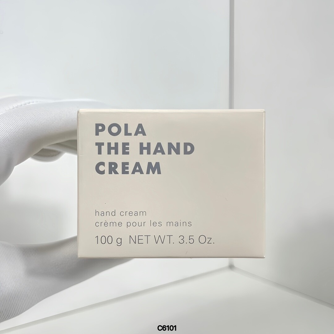 POLA宝丽护手霜100g又贵又好卖的POLA 宝丽纯美掌护手霜100g 去皱滋润保湿这款护手霜更是首次用了POLA的高贵护手油配方，可以明显的增加手部肌肤的吸水力。作为一款护手霜不光保湿能力要好，香味也很重要，这款护手霜使用苦橙花和茉莉花混合芳香，据说有缓解压力的作用。