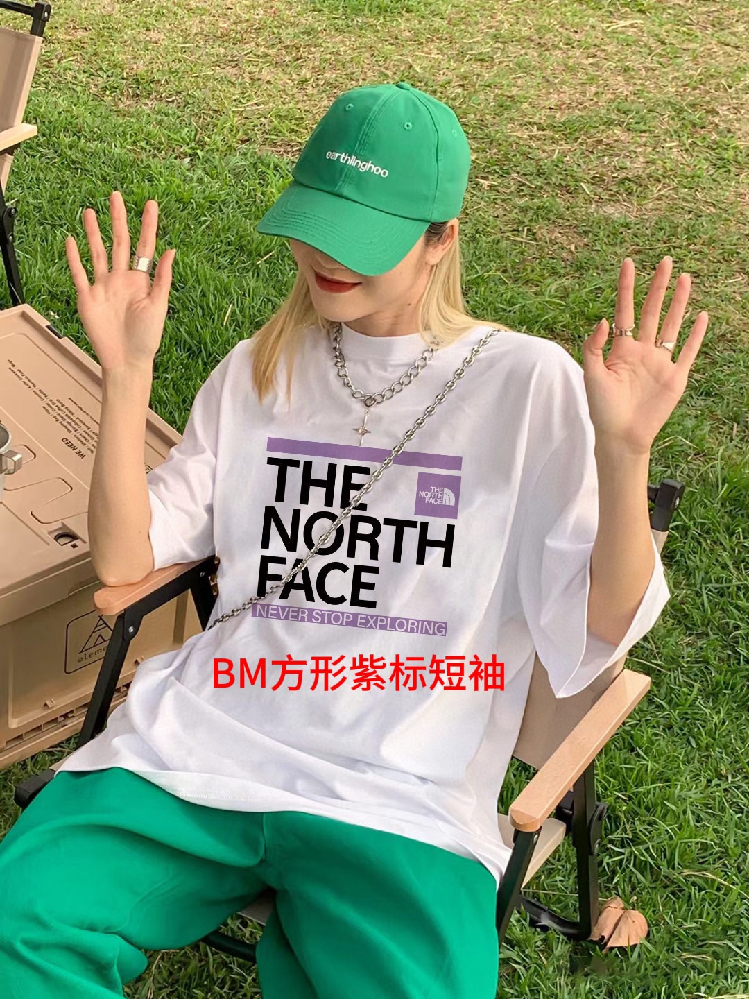 BM方形紫标短袖北面TNF专柜同款紫标字母大logo情侣印花情侣短袖采用定制精梳纯棉，领口定制螺纹不变形，三针五线做工，领口包包边条，肩膀处内里带压条，做工面料细节都无法挑剔，印花采用进口浆料，高端的精致细腻，简直太完美了！版型宽松，男女都可以穿！颜色 黑色 白色 高级灰尺码如下