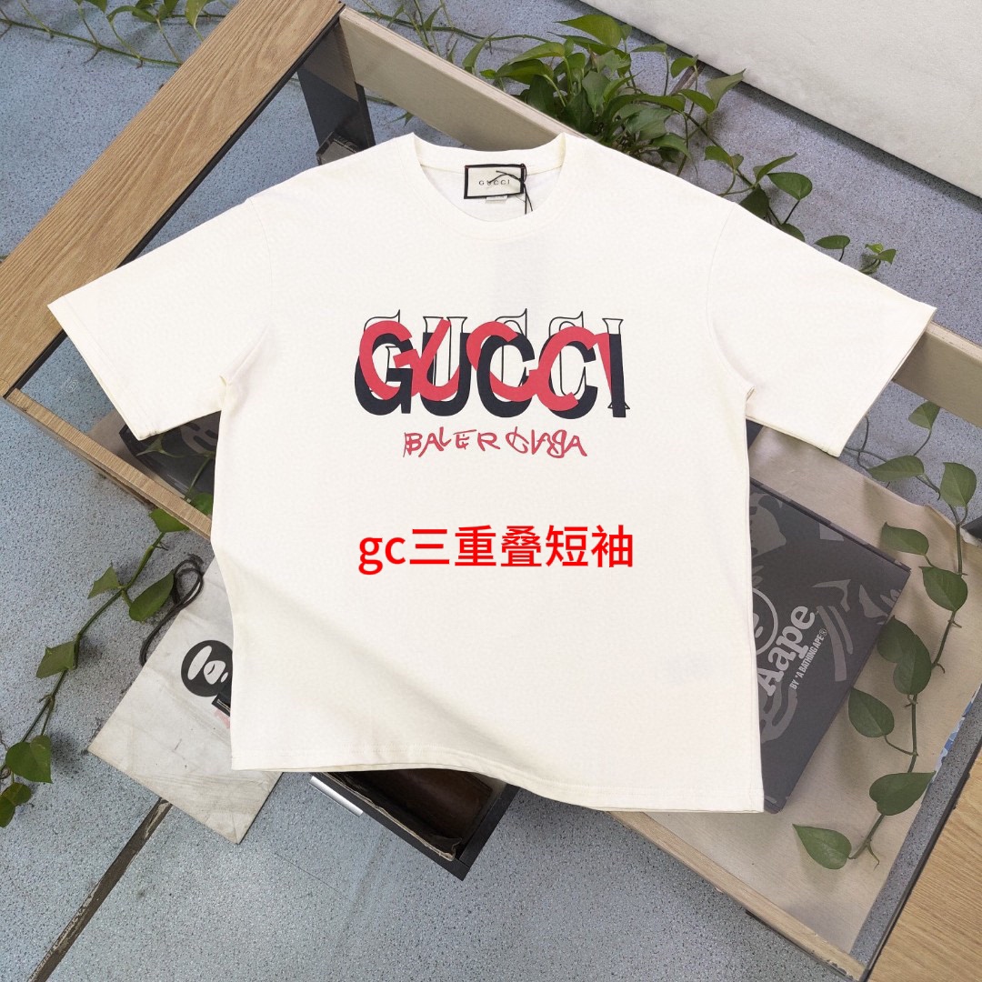 gc三重叠短袖2024春夏新款Gucci古驰趣味字母图案logo印花休闲情侣短袖T恤，独一无二的活性环保面料染色，32支双纱精梳纯棉爽滑手感，纯棉不起球不起毛，面料采用纯棉双纱爽滑面料，质量保证、原厂面料、定制定染、包浆印刷环保不开裂，欢迎对比质量，^_^男女同款颜色：黑色 杏色尺码如下