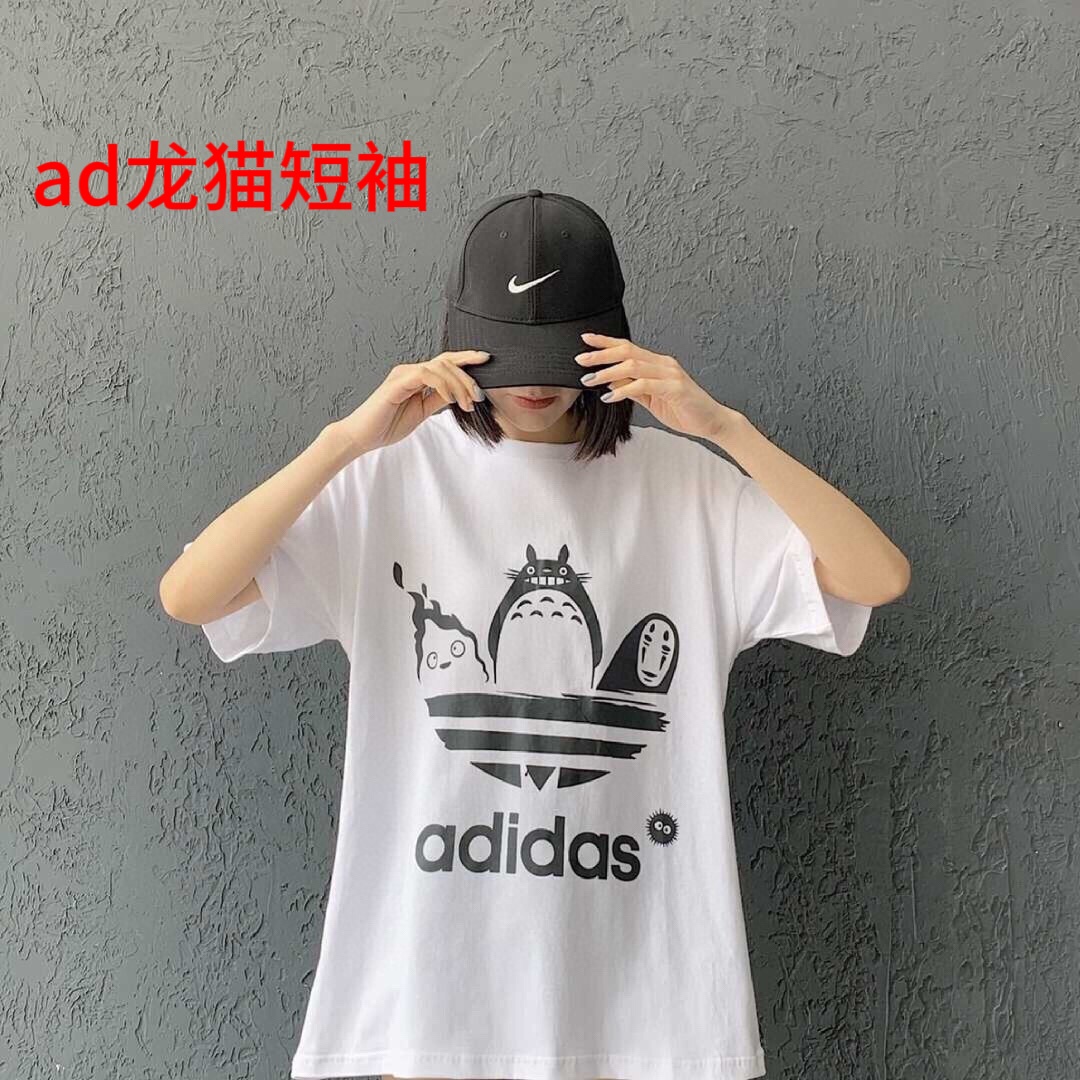ad龙猫短袖 阿迪达斯联名龙猫三叶草情侣款|||Adidas/阿迪达斯 联名龙猫三叶草情侣款短袖T恤经典完美结合，胸前龙猫三叶草印花，极简风格上身非常醒目亮丽！颜色：黑色  白色码数：M-4xl