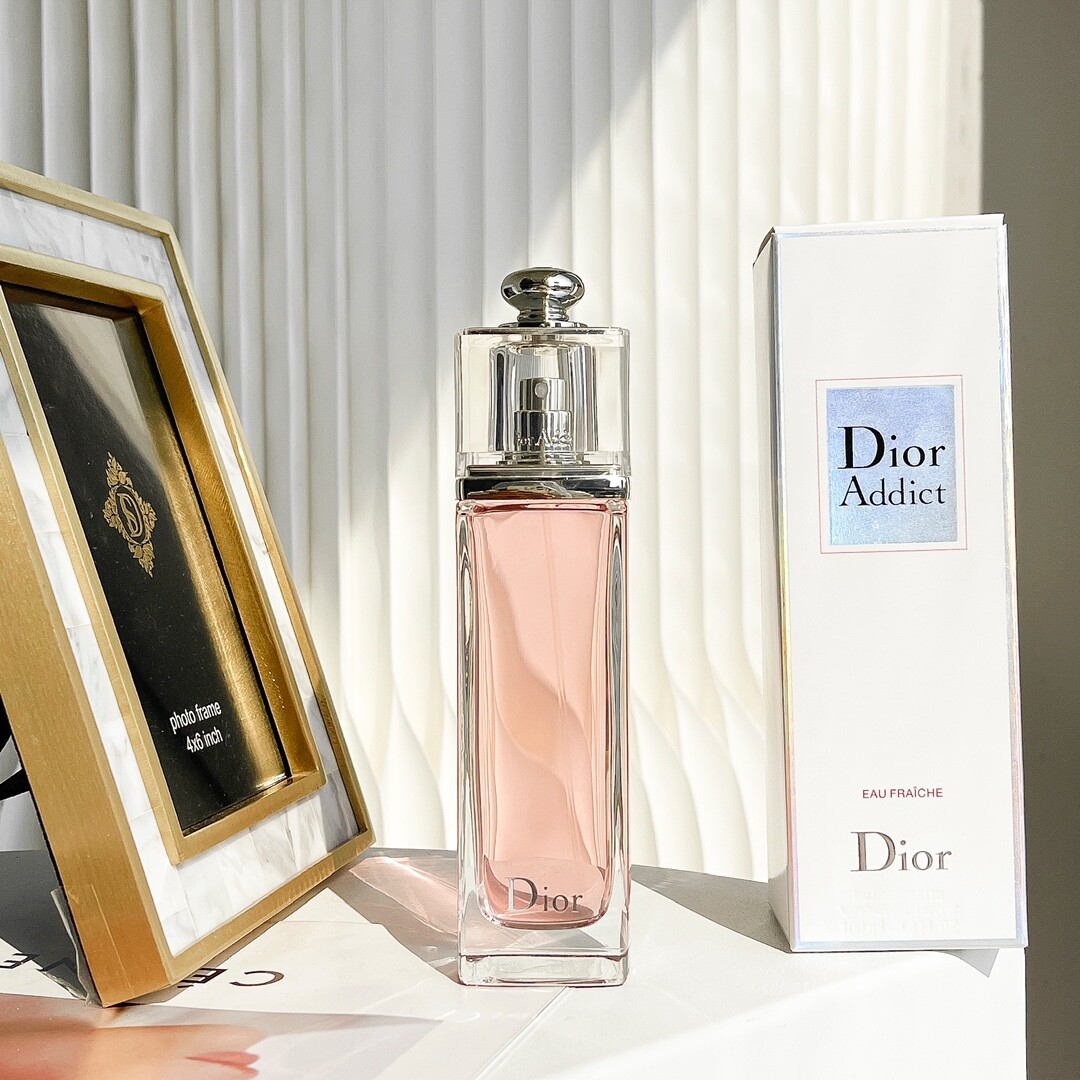 迪奥粉魅惑香水100mlDior Addict迪奥粉色魅惑香水/100ml，果香花香调前调：柑橘、葡萄柚中调：玫瑰、覆盆子基调：麝香、雪松 专为性感少女而设果味极浓的花香香水。少女味的粉红、甜蜜而爱调情。为你带来如发亮玫瑰的生活。容光唤发、柔和性感将你拥抱着春天粉色在枝头绽开。