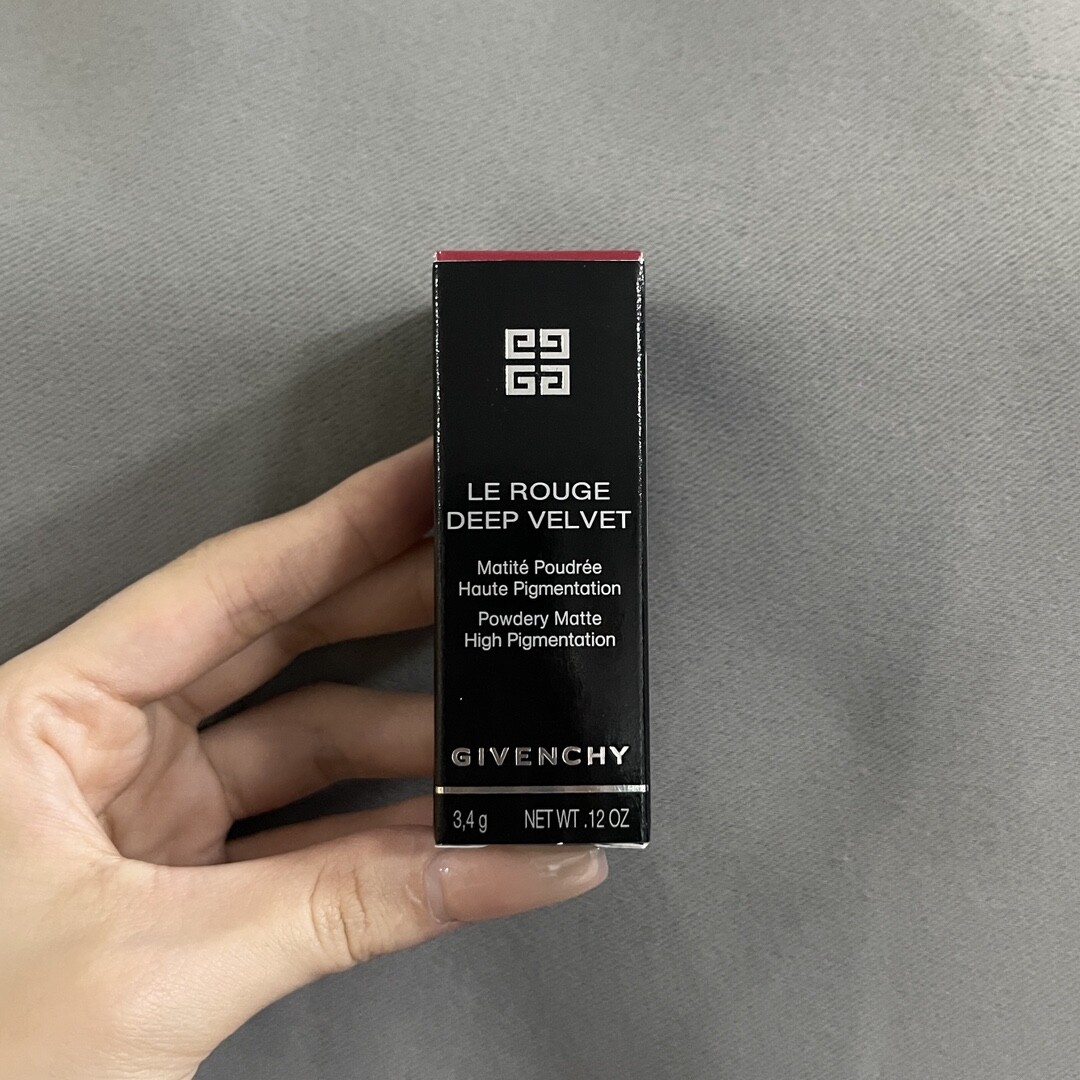 纪梵希红丝绒口红实拍现货（需要中文标的下单备注）现货7色：N19-N27-N33-N34-N35-N36-N37管体带数字。纪梵希红管口红，Givenchy纪梵希限量天鹅红丝绒口红，外包装是一层玫瑰色红丝绒，拿在手里特别有贵妇感膏体也是红丝绒感，涂开是红丝绒感的哑光，很持久，质地一百昏！纪梵希限量红丝绒口红
