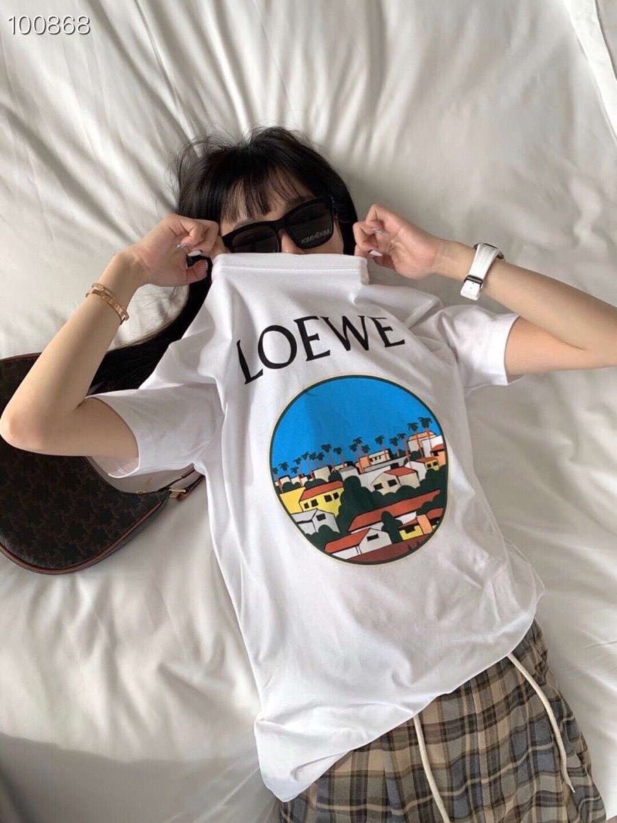 售后无忧 可换可退 均高品质 纯棉 原标防伪扣罗意威LOEWE x Ken Pr*ce胶囊系列村庄图案短袖T恤20最新圣诞款此款采用了艺术家具有特色的洛杉矶城市风光之一，画风偏村庄涂鸦，椰树＋房屋图案很清新，就更具品牌辨识度黑白两色，柜上主打，数量有限loewe胶囊印花短袖