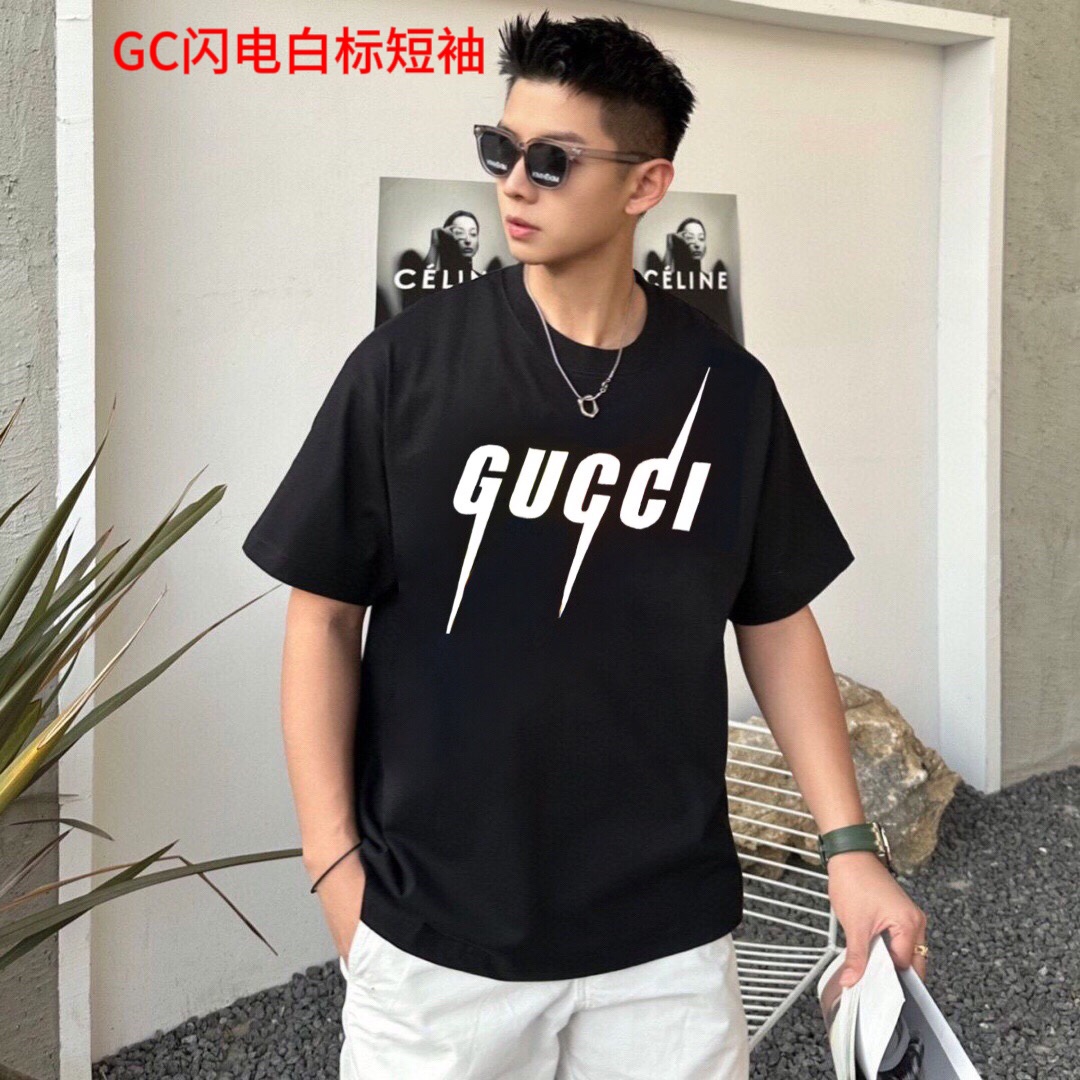 GUCCI- 古驰 2023新款款纯白色锋刃印花短袖短T官方同款同缸染面料 手感非常舒服 春夏最新砖柜同步 os落肩版型 时尚又个性 超级百搭好看的一款男女都非常合适 颜色：黑色尺码： M～4XL
