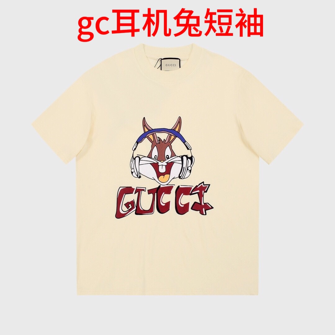 gc耳机兔短袖短袖上新原标吊牌,米色专柜正品代购新品,GU*C*CI新款印花T，定织定染纯棉面料。柔软亲肤，做工精细，男女同款。时尚百搭颜色：杏色尺码：M-4xl
