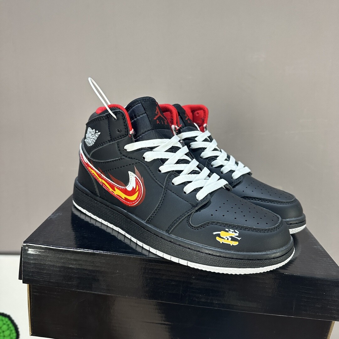 高版本 AJ Jordan Air Jordan 1 Low 耐磨防滑 高帮黑红火焰  复古板鞋 36-44码！