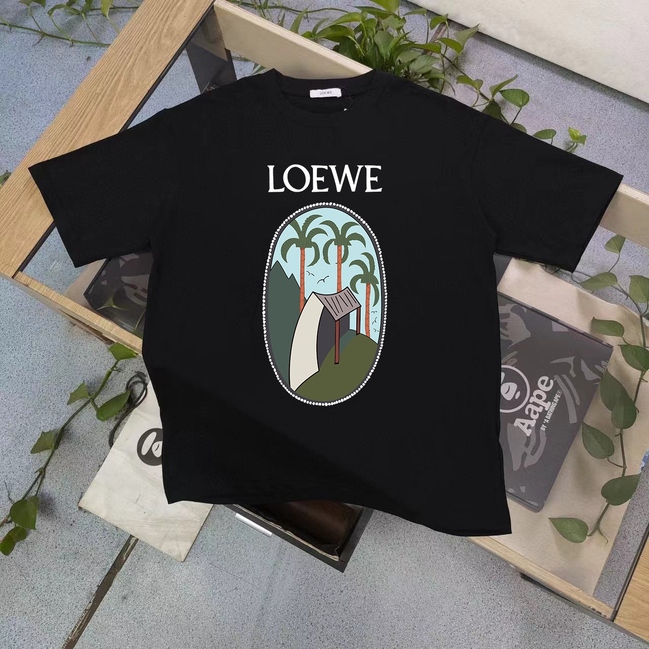 LOEWE 罗意威经典全新款logo短袖，绝对的火虽说每年LOEWE都会推出一款类似的款式设计，可是依旧深受大家的喜爱，今年更是推出了刺绣LOGO设计，更显得不凡跟高档