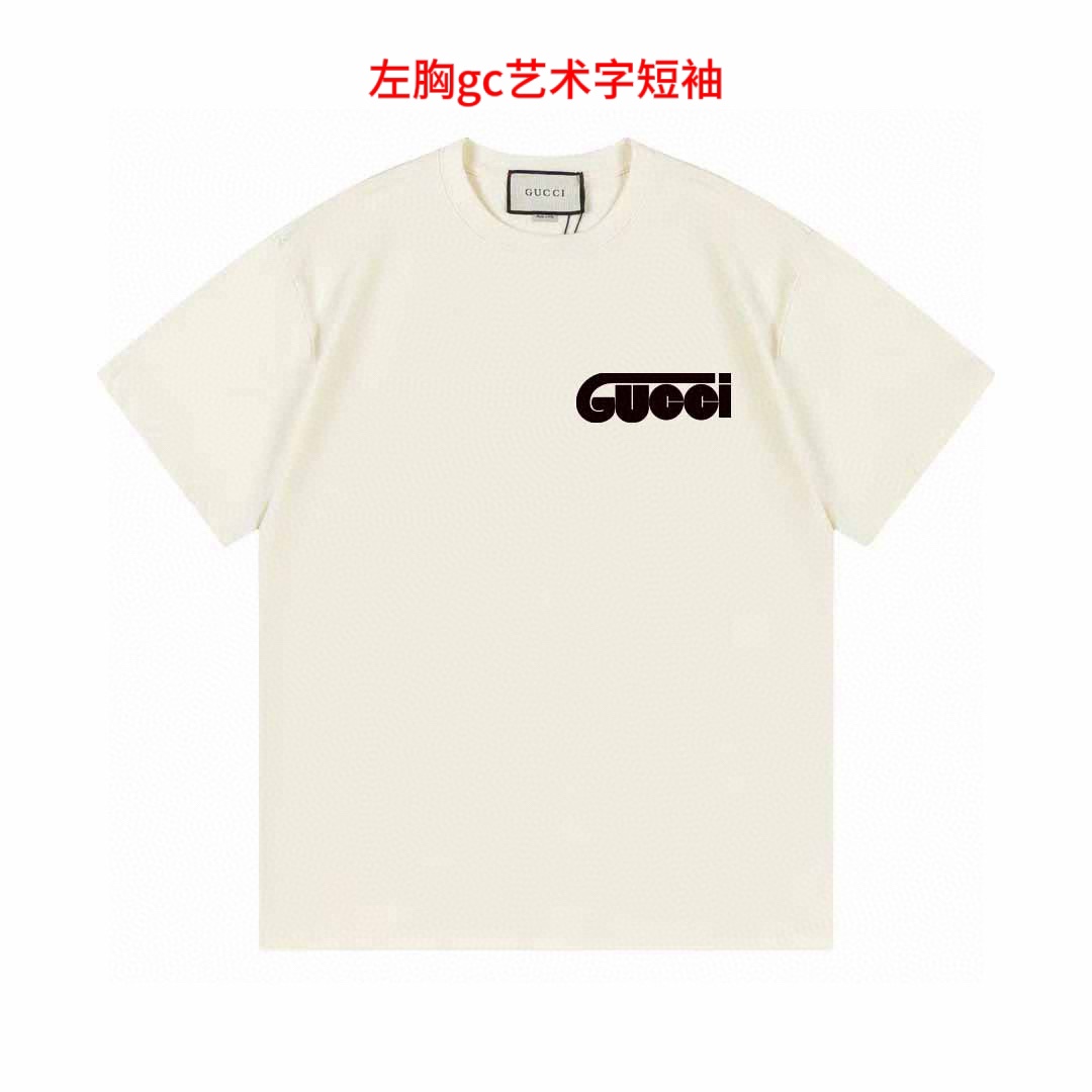 左胸gc艺术字短袖支持文化服 班服 活动图案定制Gucci/古驰 23Fw 春夏最新字母极简印花短袖。胸前印花字母+ 高端精梳棉洗水处理 高品质 是一款高工艺T恤单品 颜色：米色/黑色 尺寸如下