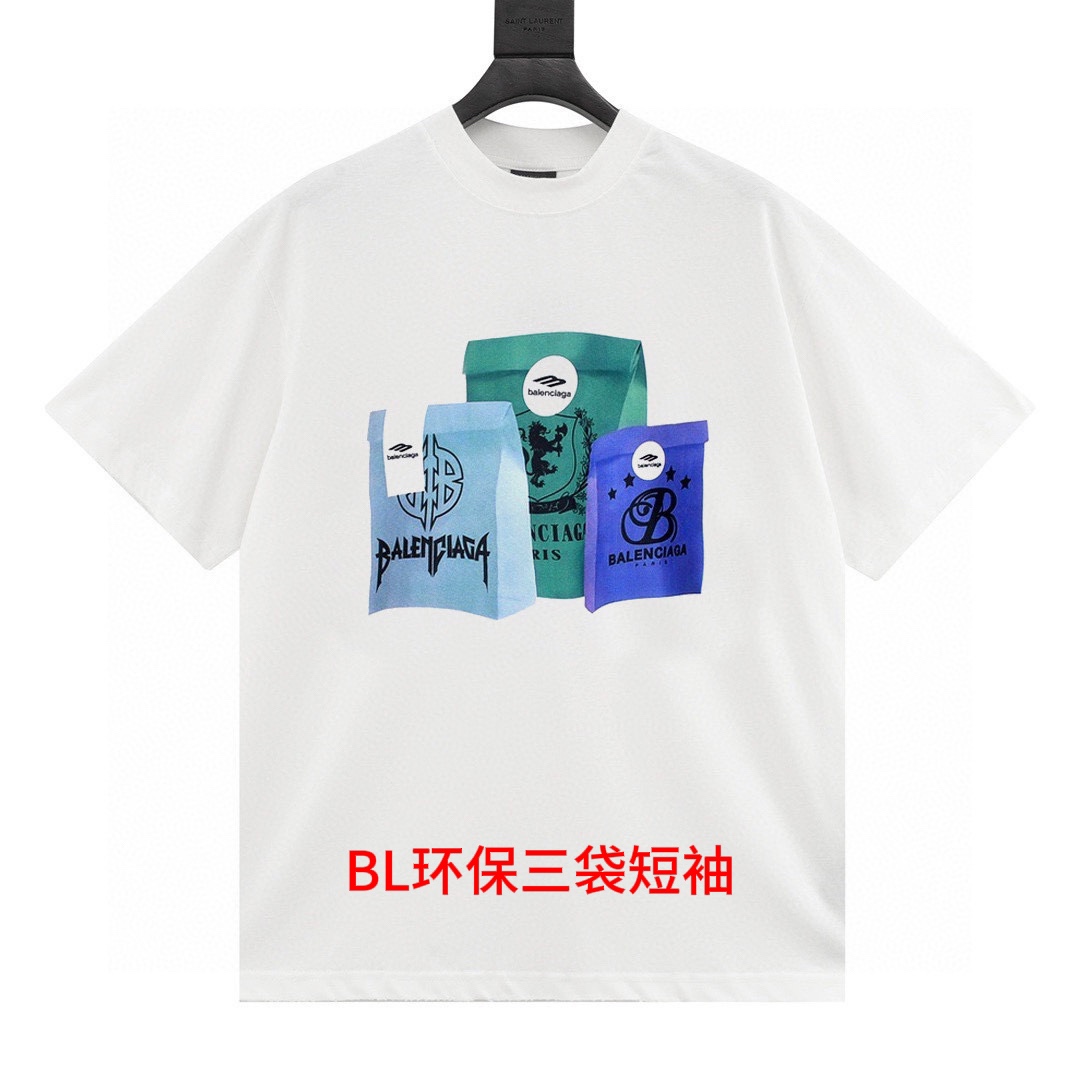 BL环保三袋短袖专柜同款 七天无理由退换 BALENCIAGA/巴黎世家24ss早春新款信封环保袋logo短袖T恤专柜纯棉面料!贴肤舒适，耐看又好穿，经典简约 logo设计，原厂工艺一丝不苟，面料手感非常舒服最新砖柜同步os落肩版型时尚又个性 超级百搭好看的一款男女都非常合适人手必颜色：白色，黑色