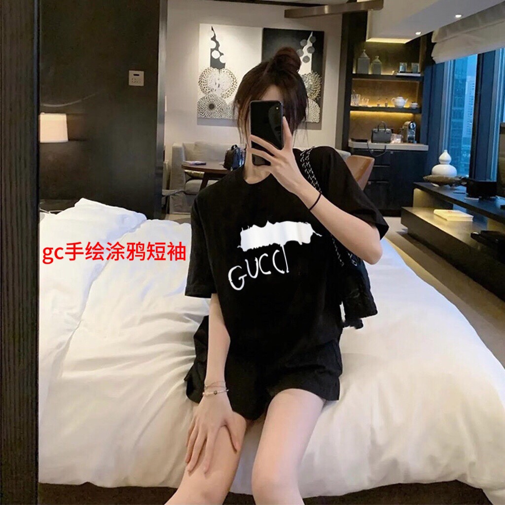 gc手绘涂鸦短袖 Gucci古驰新款手绘涂鸦短袖T恤酷奇女孩上线logo时髦感十足进口康丽机直喷印花 涂鸦绘画字母冲击感纯棉双纱面料 手感敲柔软 不透不热！！宽