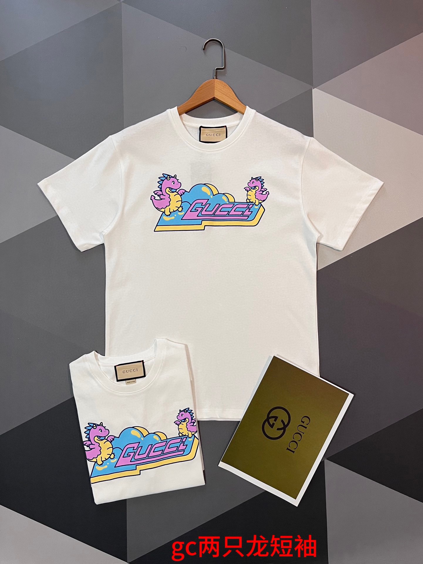 gc两只龙短袖Gucci龙年限定短袖T恤，男女同款，尺码M-4xl定制的芯片版本，主标上内置。非常青春活力的一款，卡通化的形象也更生动。大身面料纯棉的，吸汗排