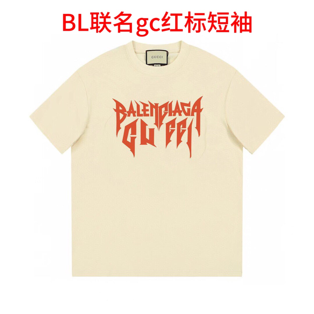 BL联名gc红标短袖【兔年限定】Gucci/古驰 23Fw 春夏最新 重磅联名绅士字母腰带印花logo。胸前印花 高端精梳棉洗水处理 1:1高品质 是一款高工艺T恤单品，男女同款。颜色：杏色尺寸：m-4xl