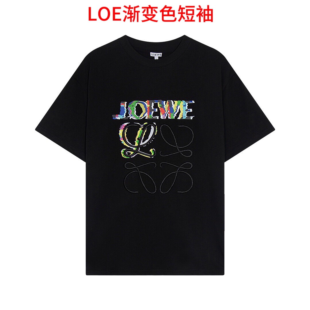 LOE渐变色短袖LOEW 罗意威渐变印花T恤，质棉质平纹针织圆领 T 恤，正面 LOEWE 渐变印花和 LOGO 图案 料采用100%进口棉！克重出胚后经过前定 高温染色 后定而成！三标齐全，男女同款颜色：黑色 白色 码数：M-4xl