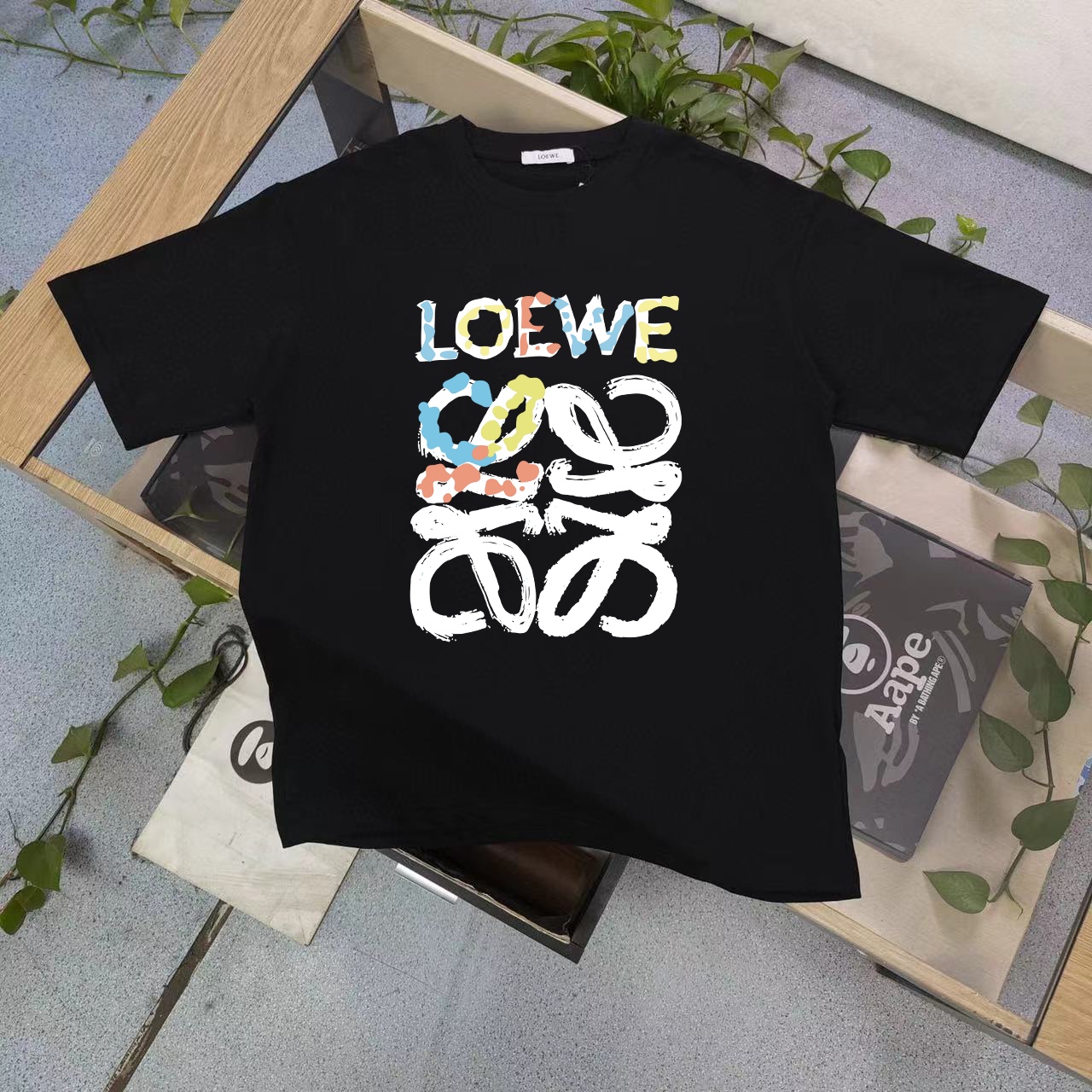 LOEWE 罗意威经典全新款logo短袖，绝对的火虽说每年LOEWE都会推出一款类似的款式设计，可是依旧深受大家的喜爱，今年更是推出了刺绣LOGO设计，更显得不凡跟高档